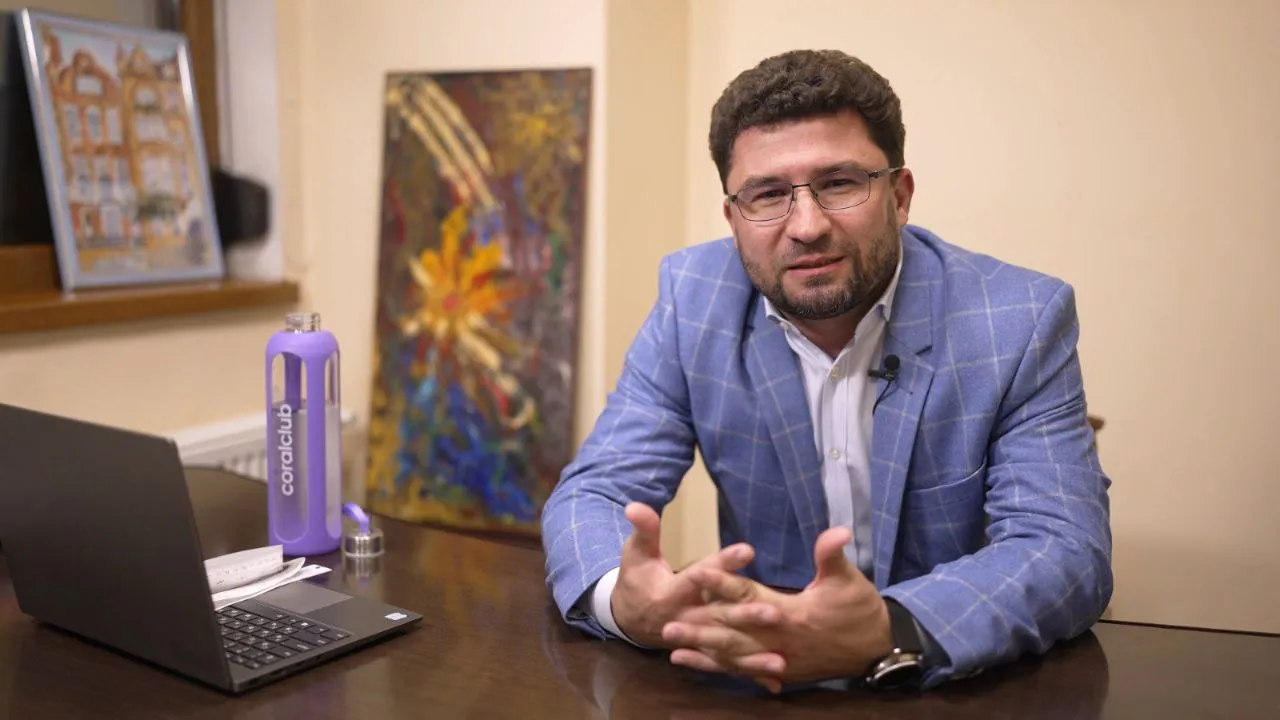 Eduard Mitrofan, la birou, explicând